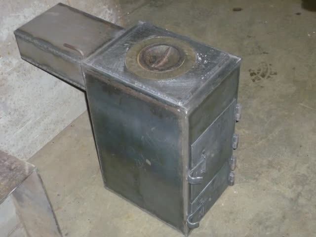 Сварил котёл уголь - дрова . Установил его и сварил металлическое водяное трубное отопление .