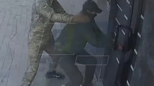 В Луцке шакалы не успели украсть крепостного, но поломали дверь в подъезд.