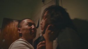 Муха ставит на место электрика