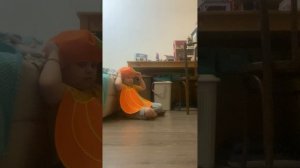 Ева прячется от дождя и одевается в тыкву