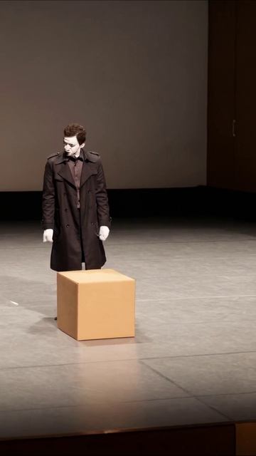 Тайна коробки: Мим на сцене #мим #театр #постановка