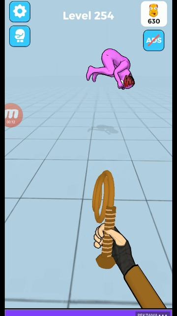 Человек крутится смешно