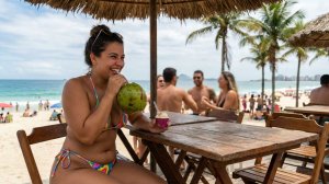 Роскошные пышные формы во всей красе! Эта уверенная женщина в микро бикини наслаждается солнцем