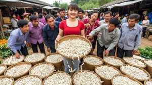 Собирают гусениц шелкопряда и куриные яица. Везу на продажу на сельский рынок. Фуонг. Вьетнам