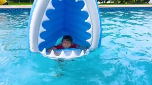 Летние приключения в бассейне для детей