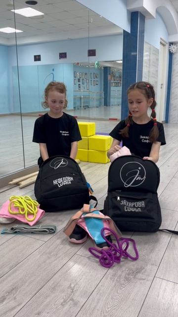 Что у танцора JM  в рюкзаке