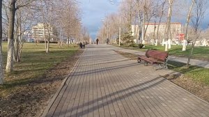 А ВЕЧЕРОМ  НИКТО НЕ ОТМЕНЯЛ ПРОГУЛКУ.. ДА С КЛАССНОЙ МУЗЫКОЙ. ПО АЛЛЕЕ..