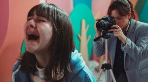 Мать заставляет дочь КАЖДЫЙ ДЕНЬ вести канал с 15 млн ПОДПИСЧИКОВ и рекламировать ТОВАРЫ [пересказ