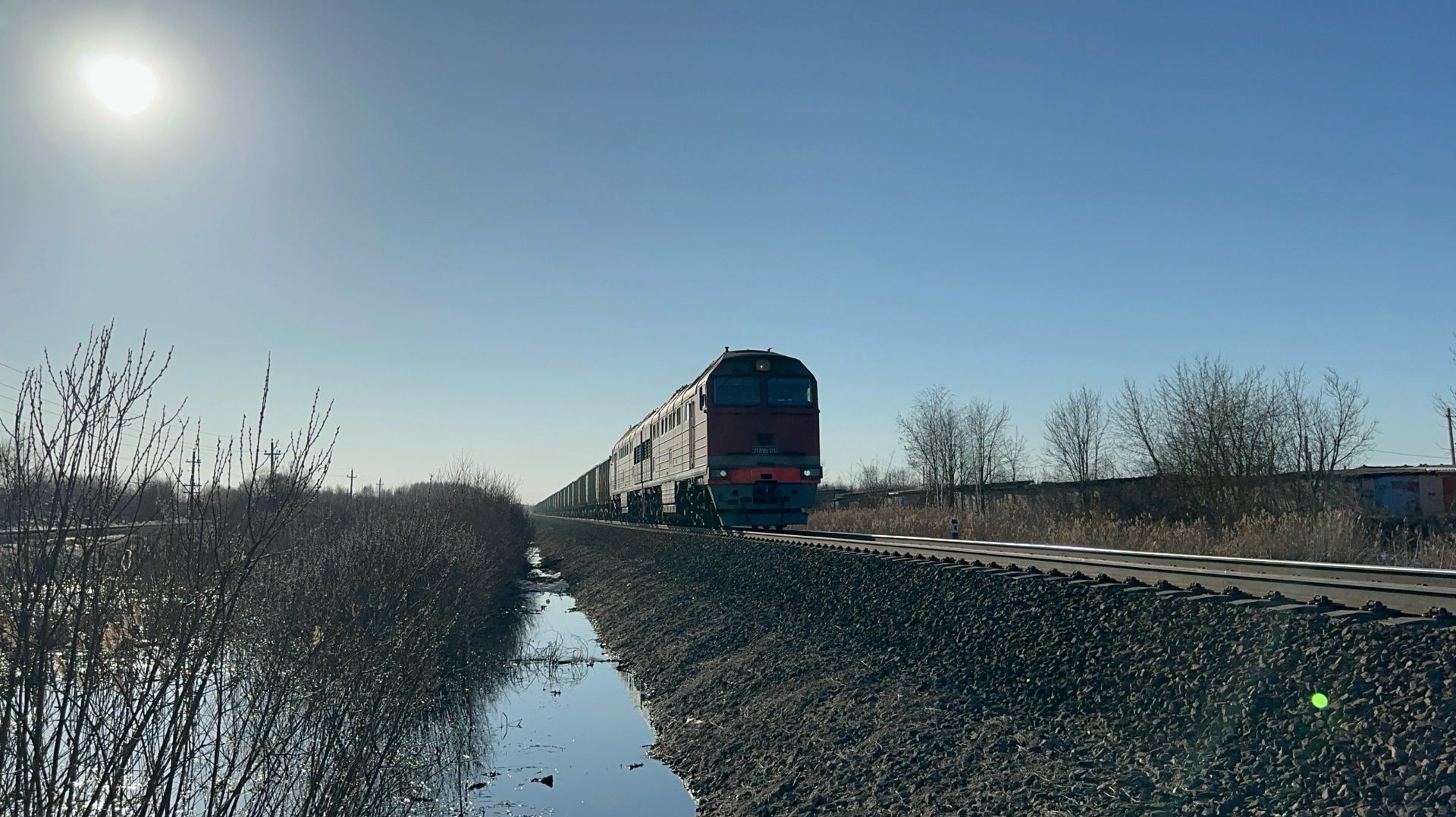 «Бегающие за поездом подростки» Тепловоз 2ТЭ116У-0113 с грузовым поездом на перегоне в Рыбинске