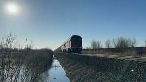 «Бегающие за поездом подростки» Тепловоз 2ТЭ116У-0113 с грузовым поездом на перегоне в Рыбинске