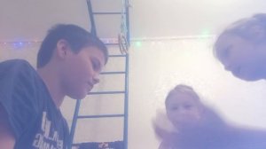 играем со своими в камень ножницы бумага