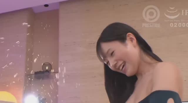 Совсем не умеет шампанское открывать