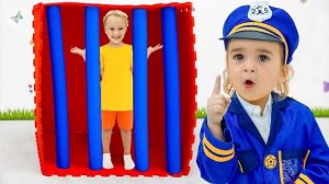 Элис и мама проходят через секретные комнаты , чтобы помочь Крису