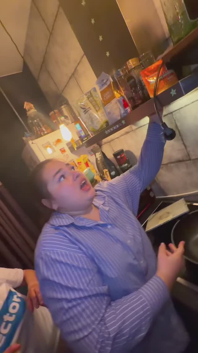 Питомец бабушки залез в вытяжку..