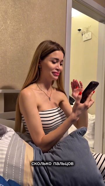 Зачем она тащит в рот????