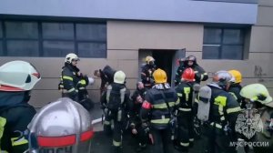 Четыре человека, в том числе двое пожарных, пострадали при пожаре в ТЦ "Гиант"