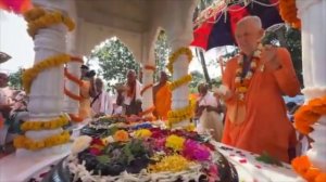 Сафари - День 13 - 20.03.2026 - Клип: Харинама и установка стоп Господа Чайтаньи в храме ИСККОН Соро