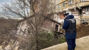 Многоквартиный дом рухнул в Махачкале после мощных ливней: фундамент размыло паводками