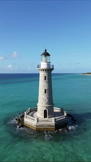 Маяк на фоне лазурного моря #маяк #природа #пейзажи