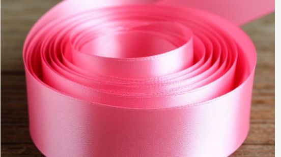 Роза из яркой атласной ленты