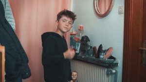 Рой Джуниор — 11-лет. "Пусть лен цветет", в  песне рассказывется о его школе. # Roy Junior # дети