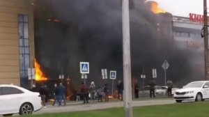 В Калининграде полыхает крупный ТЦ «Гиант». Огонь охватил фасад по всем этажам.