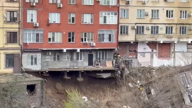 РУХНУЛ ДОМ В ДАГЕСТАНЕ. УПЛЫЛ.,