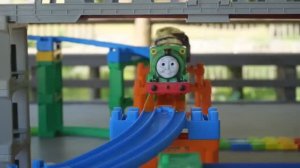 Для детей. Паровозик томас и его друзья. Играем паровозиком