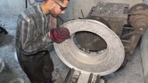 Переработка старых металлических горшков в новые.