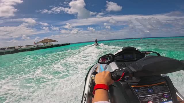 Racing on a water scooter in the Indian Ocean смотреть онлайн