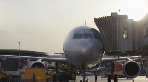 Авиакомпании повысили топливный сбор и требуют доплаты за купленные билеты.