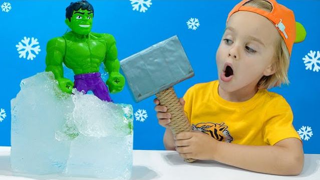 Крис и мама в Frozen Toys Challenge