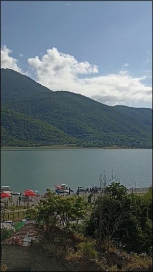 Вид на Жинвальское водохранилище из крепости Ананури (Грузия) 22.06.2025