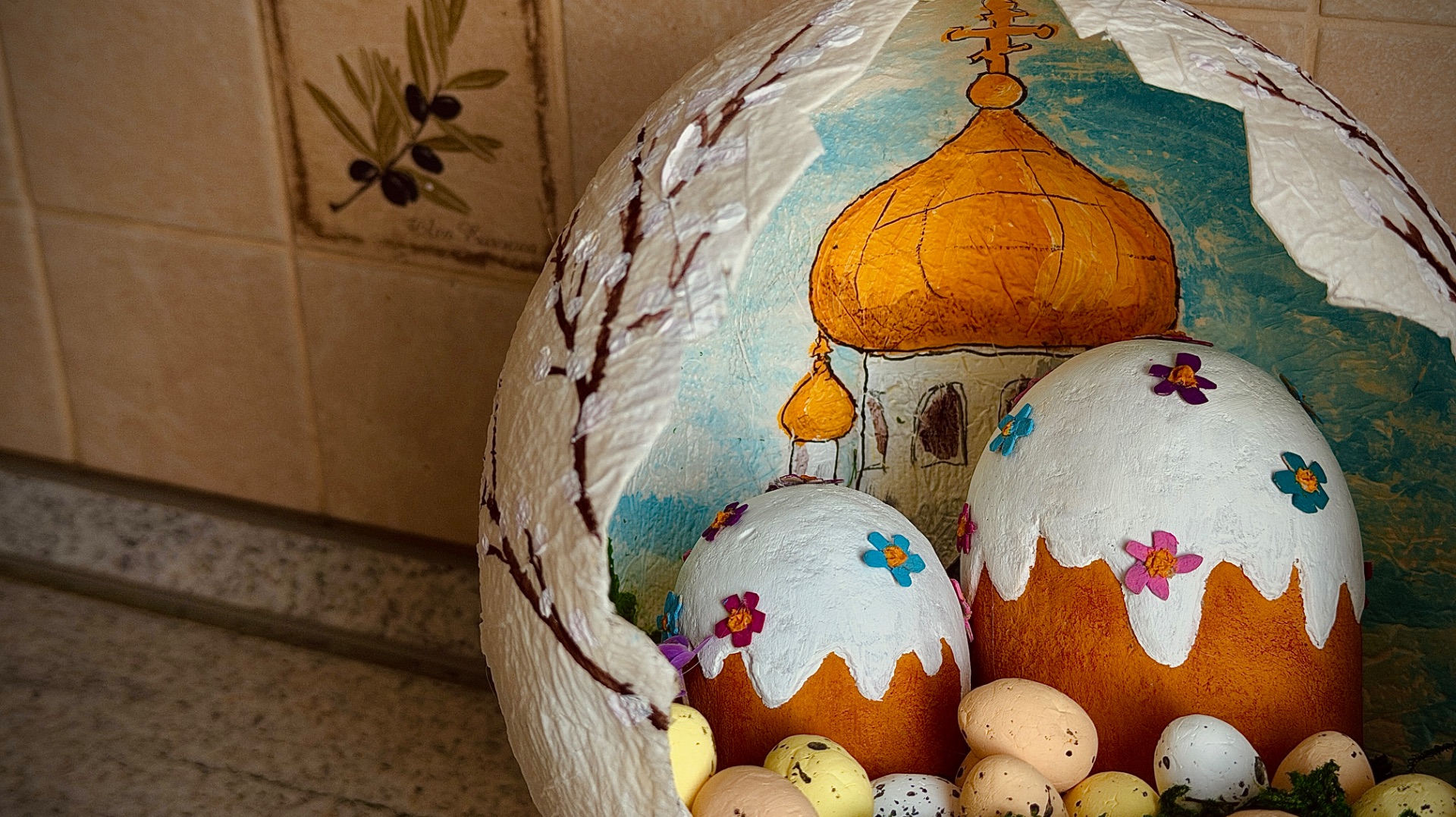 Взяла бумажные салфетки и сделала Пасхальную поделку. Пасхальный декор своими руками.