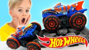 Соревнование игрушечных монстр-траков «Акулы против Динозавров»