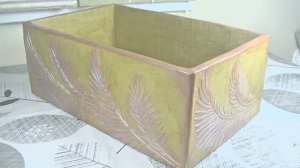 Декор картонной коробки листьями .