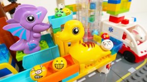 СТРОИМ ГОРКУ ДЛЯ ШАРИКОВ С ДИНОЗАВРАМИ И МАШИНКОЙ ВИДЕО ДЛЯ ДЕТЕЙ ДЕТСКИЙ КАНАЛ ИГРАЛКИ-ЗАЛИПАЛКИ