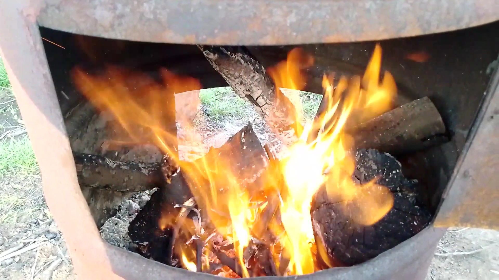 Шашлык на даче после дождя