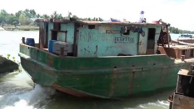 Судно терпит неудачу при попытке пройти вверх по течению