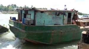 Судно терпит неудачу при попытке пройти вверх по течению