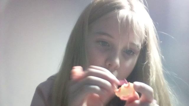 плетём брелочек яйцо из резиночек