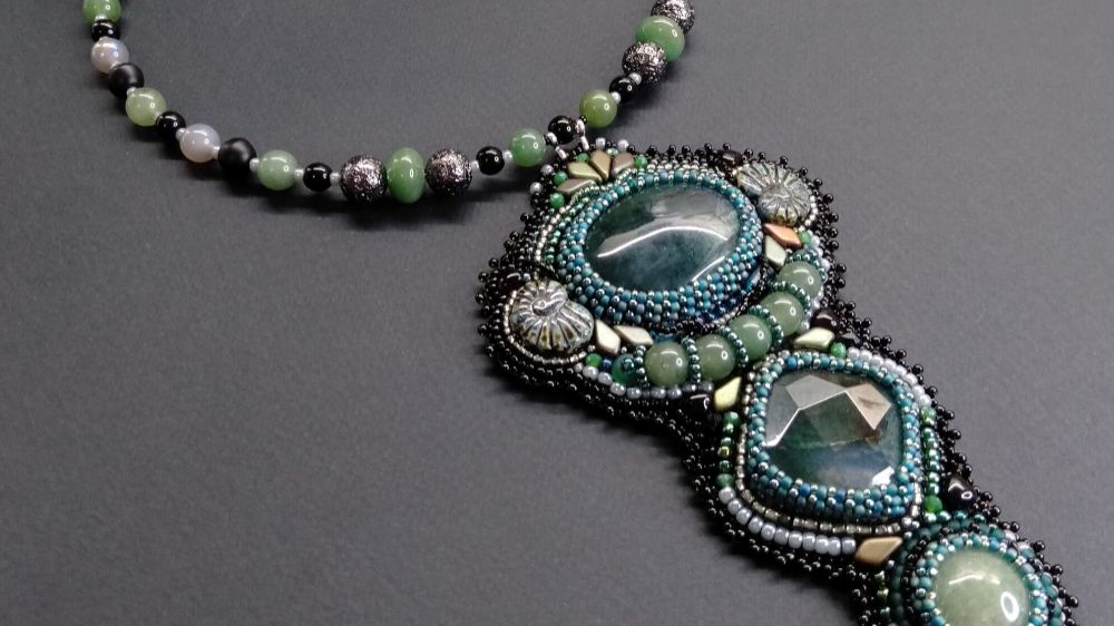 Колье чокер из мохового агата.