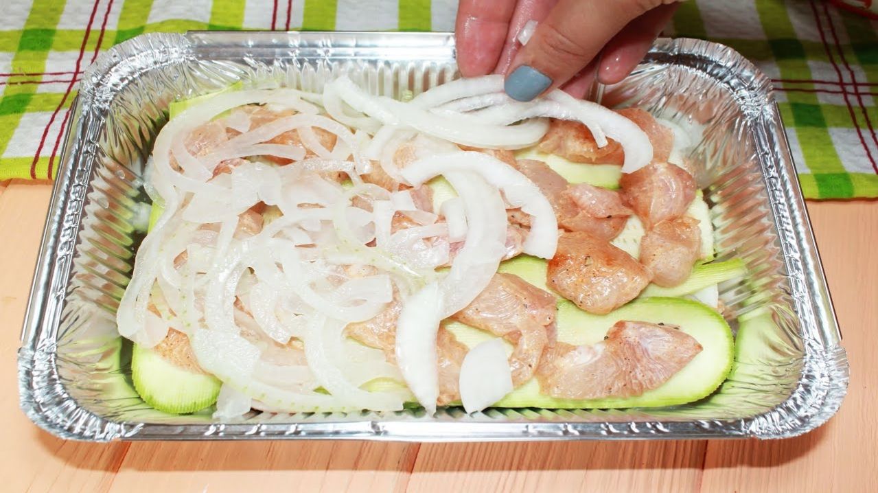 Как же сочно и вкусно получается из простых продуктов на скорую руку, нежная ЗАПЕКАНКА. смотреть онлайн