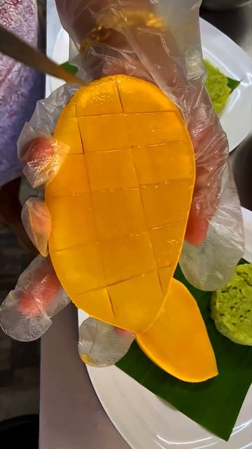 Mango Sticky Rice, Приготовленный с Листьями Пандана от Тайского Шеф Повара