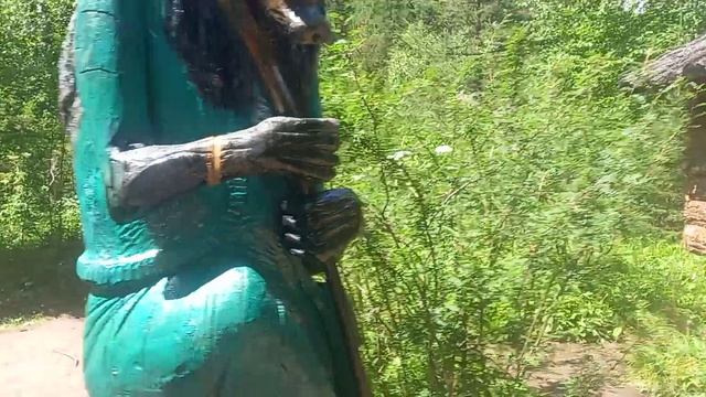 Сказочные персонажи посреди леса. Горный Алтай