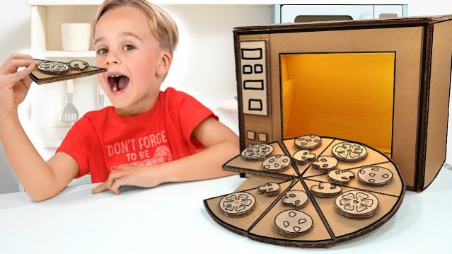 Крис и Майк весело играют с картоном!