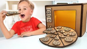 Крис и Майк весело играют с картоном!