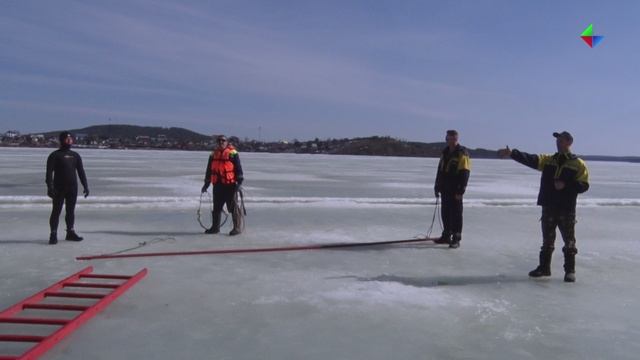 Подать или не подать руку утопающему – демонстрируют спасатели
