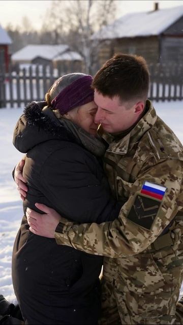 Трогательная встреча солдата с матерью в зимнем морозе #встреча #долгожданный #любовь