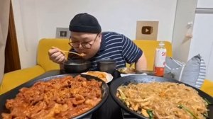 Мукбанг Гочуянг бульгоги и Хвангте Хежангуг 🍜 много еды. Еда на камеру